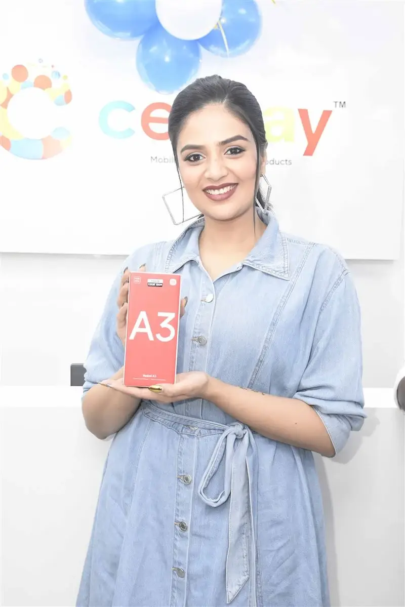 ACTRESS SREEMUKHI LAUNCHES CELLBAY MOBILES SHOWROOM MEDAK 9